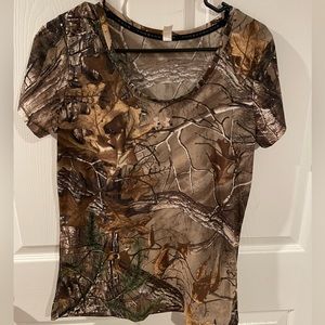 Underarmour women’s hunting tshirt, size medium EUC